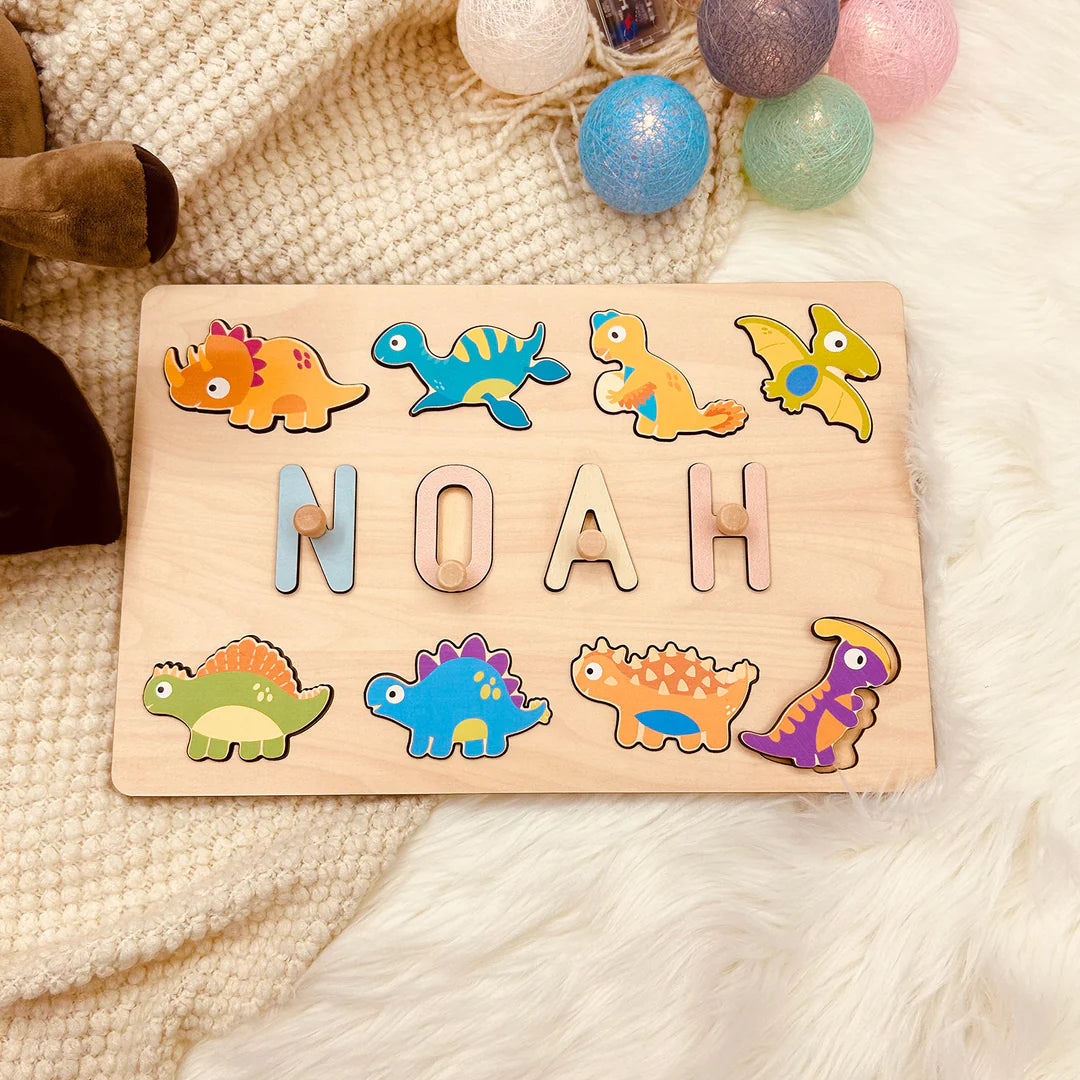 "Houten gepersonaliseerde naam puzzel met kleurrijke dinosaurussen, perfect cadeau voor jonge dino-liefhebbers"